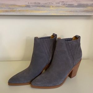!HP 1/28/! Marc Fisher gray booties